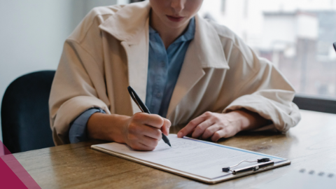 Una noia escriu sobre un paper